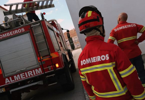 Bombeiros de Almeirim socorrem trabalhadores feridos com gravidade em acidente de trabalho