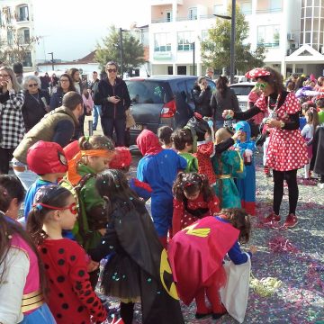Crianças brincam ao Carnaval
