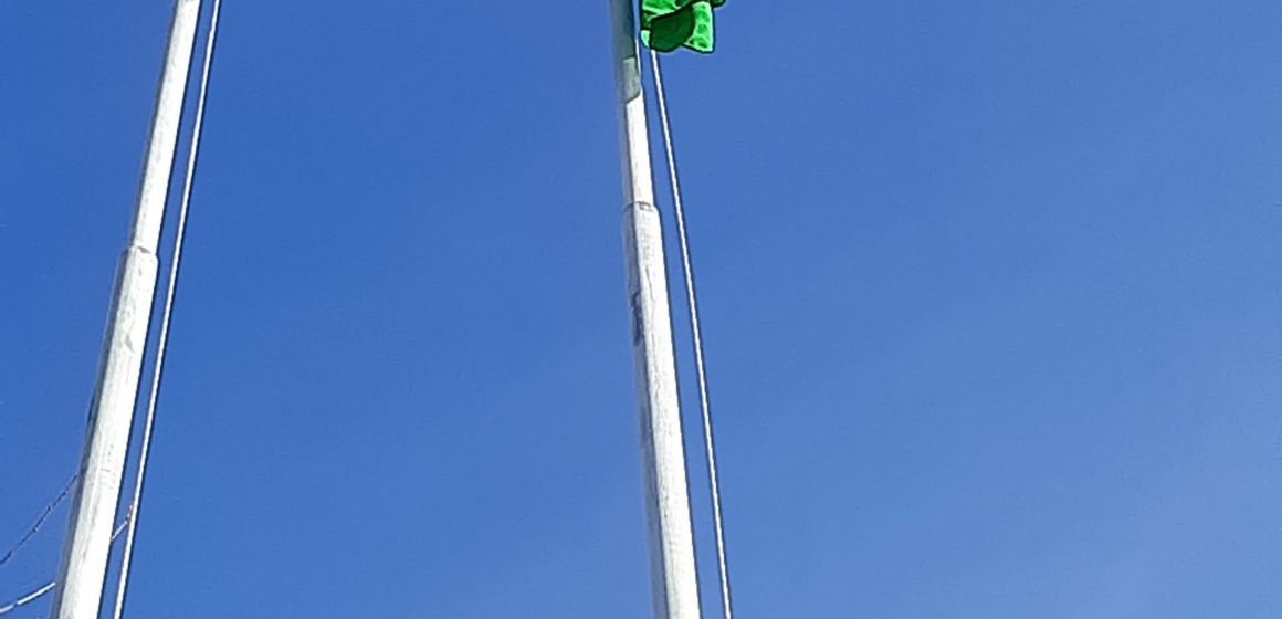 Bandeira volta a ser hasteada na Escola Febo Moniz