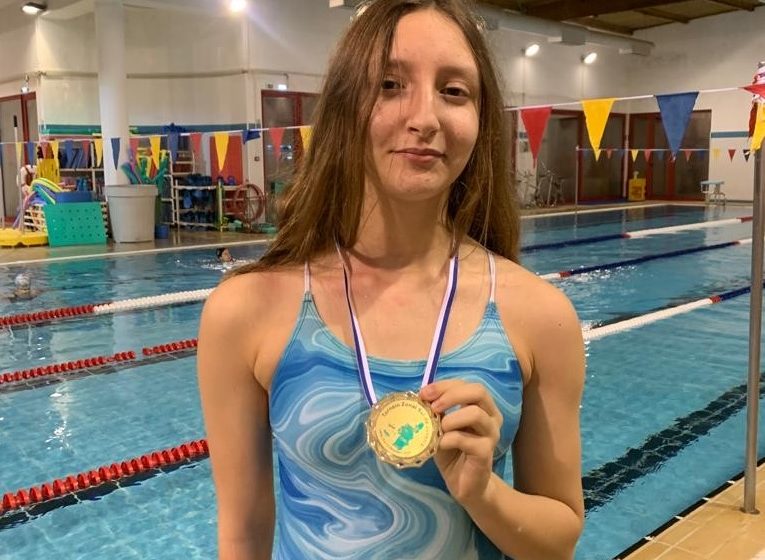 MAdalena Midoes ok Natação: Almeirinense Campeã