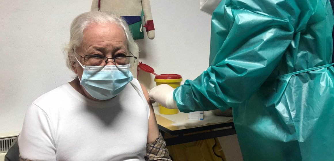 Primeiro idoso da população já foi vacinado