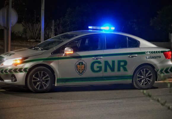 Dois homens detidos em flagrante por furto de combustível em Almeirim