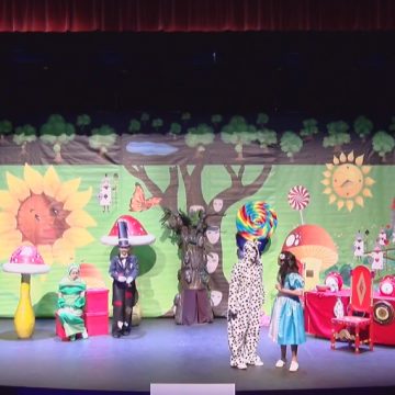 Alice No País das Maravilhas transmitido em direto pela AlmeirinenseTV