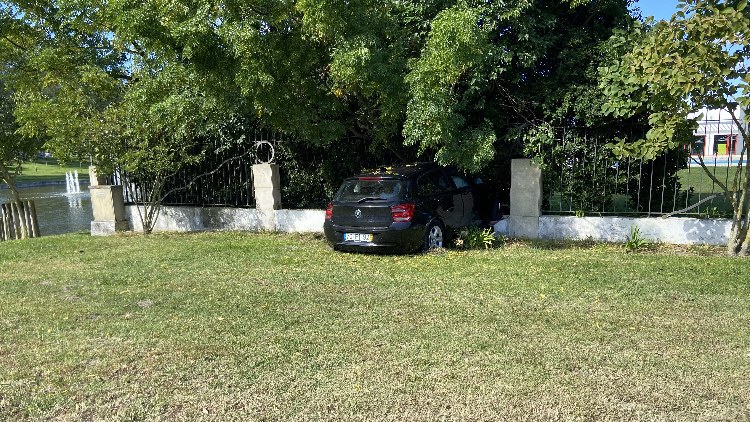 Carro choca com edifício das piscinas