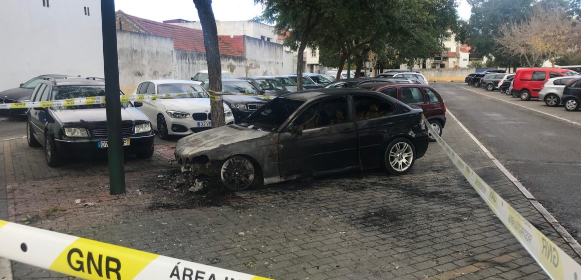 Carro arde de madrugada