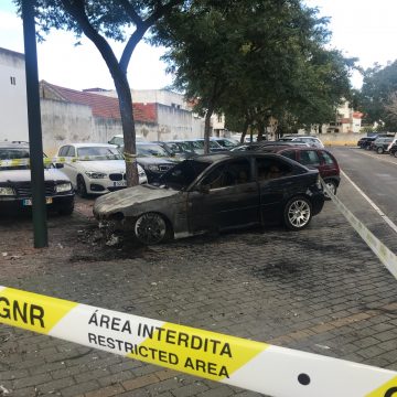 Carro arde de madrugada