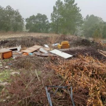 Lixo depositado em terrenos na Raposa