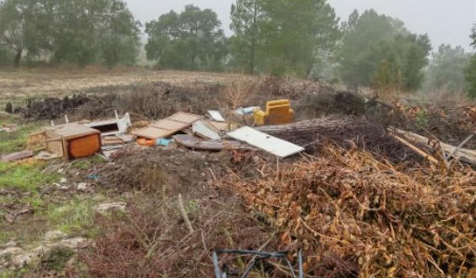 Lixo depositado em terrenos na Raposa