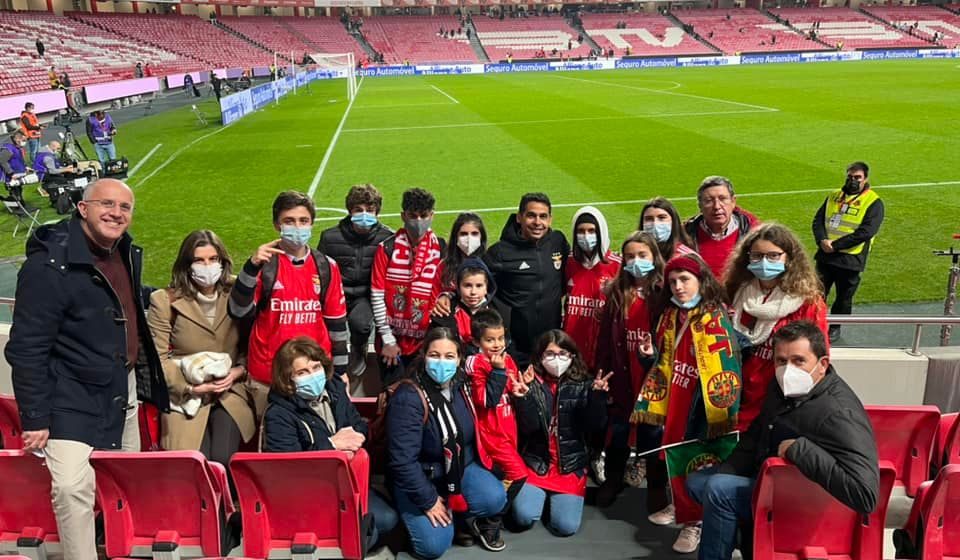 Márcio Sampaio convida jovens de Almeirim a assistir jogo do Benfica e oferece camisolas