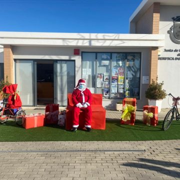 Pai Natal vai a Benfica e recolhe brinquedos para entregar à Proabraçar
