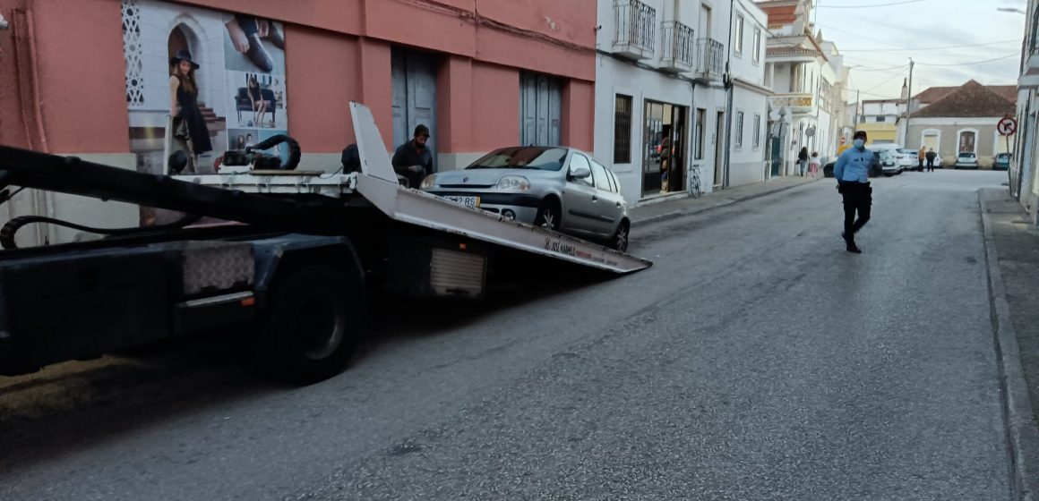 Carros multados e rebocados