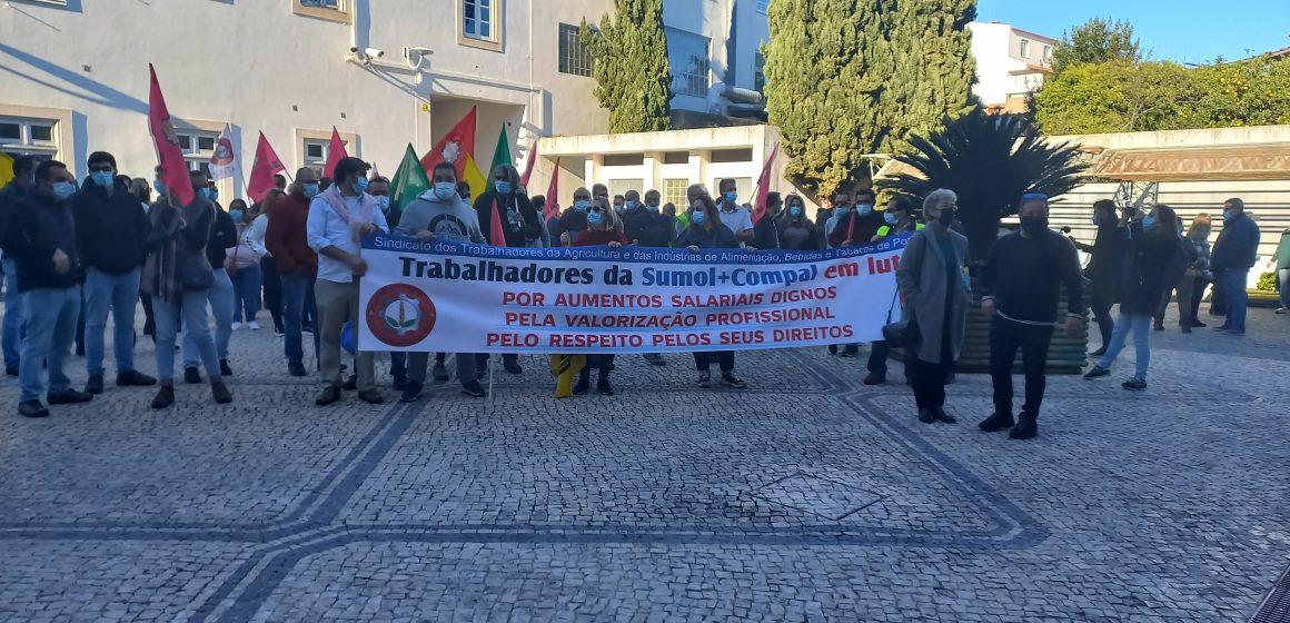 Trabalhadores da Sumol+Compal realizam manifestação junto à Câmara de Almeirim