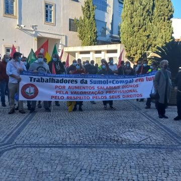 Trabalhadores da Sumol+Compal realizam manifestação junto à Câmara de Almeirim