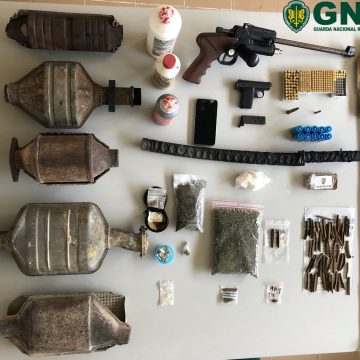GNR detém homem com droga, pistola, catalizadores e muito mais