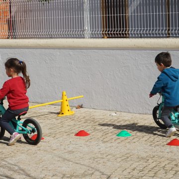 Crianças do jardim de Infância de Benfica do Ribatejo aprendem a andar de Bicicleta