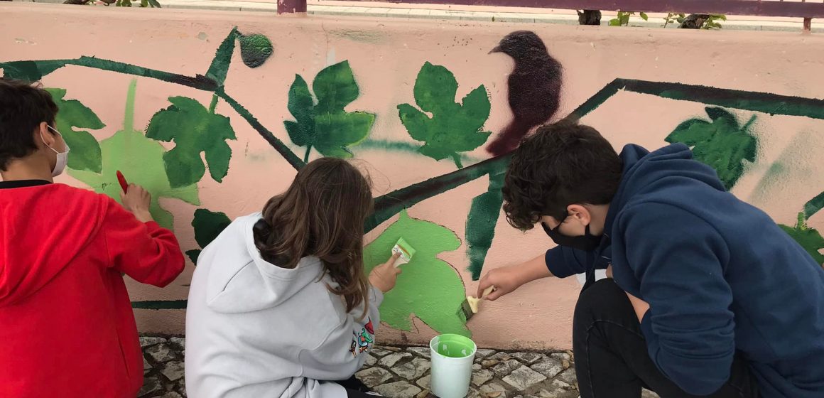 Alunos pintam escola