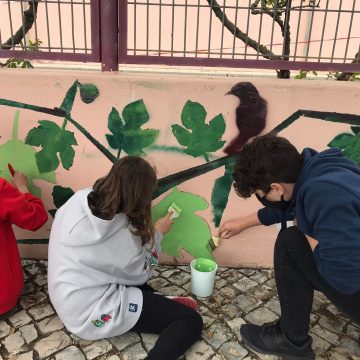 Alunos pintam escola