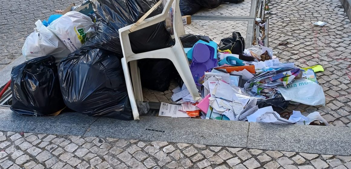 Falta de civismo deixa centro de cidade (muito) sujo