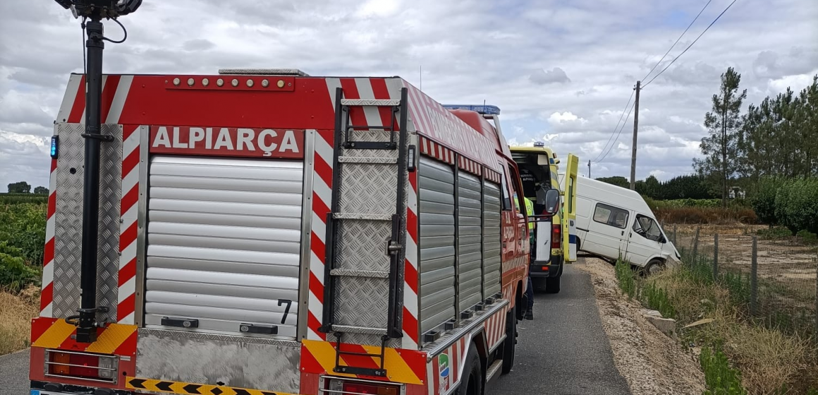 Despiste de carrinha provoca dois feridos junto à Adega da Gouxa