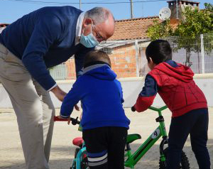 Câmara promove aula de bicicletas sem pedais para as crianças entre 3 e os 5 anos de idade