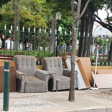 Mobília depositada às portas do Jardim da República