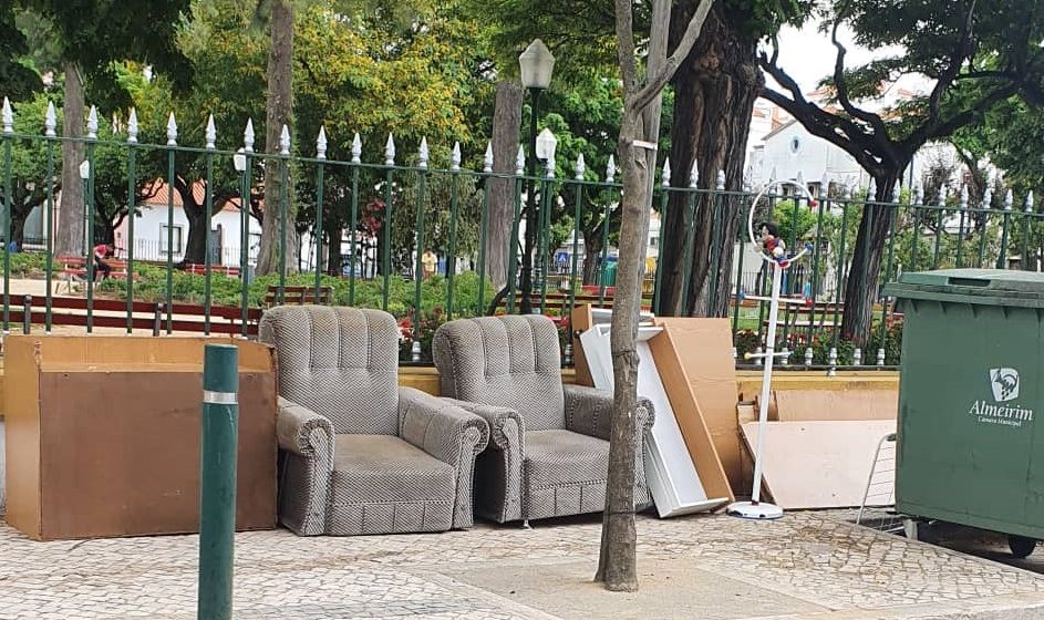 Mobília depositada às portas do Jardim da República