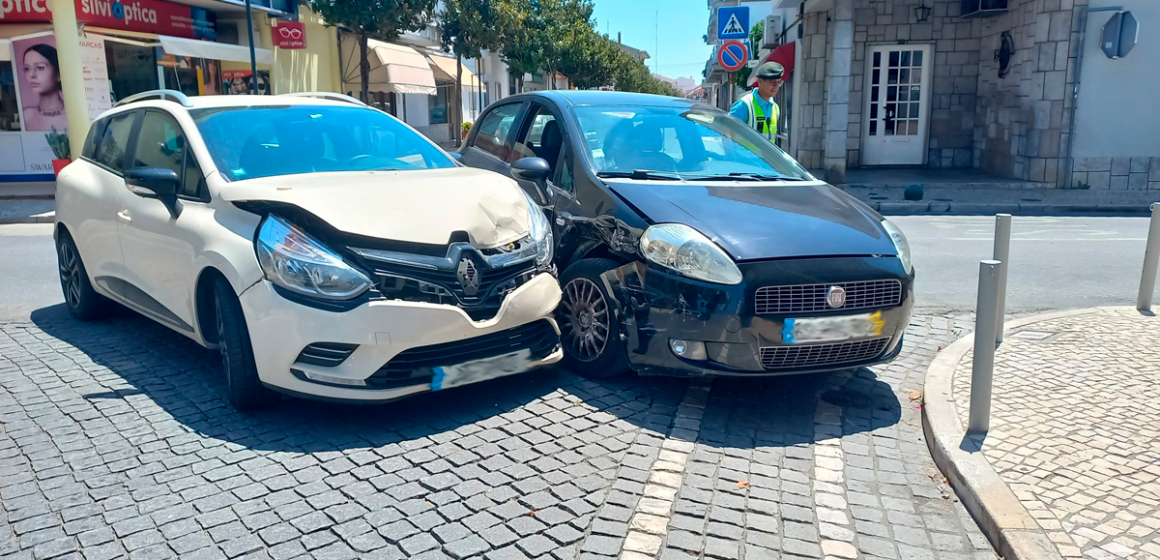 Acidente entre dois veículos ligeiros condiciona trânsito em Almeirim