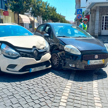 Acidente entre dois veículos ligeiros condiciona trânsito em Almeirim
