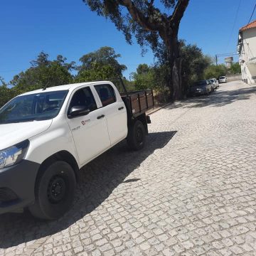 Viatura da Câmara Municipal de Almeirim fotografada à porta de casa de alterne