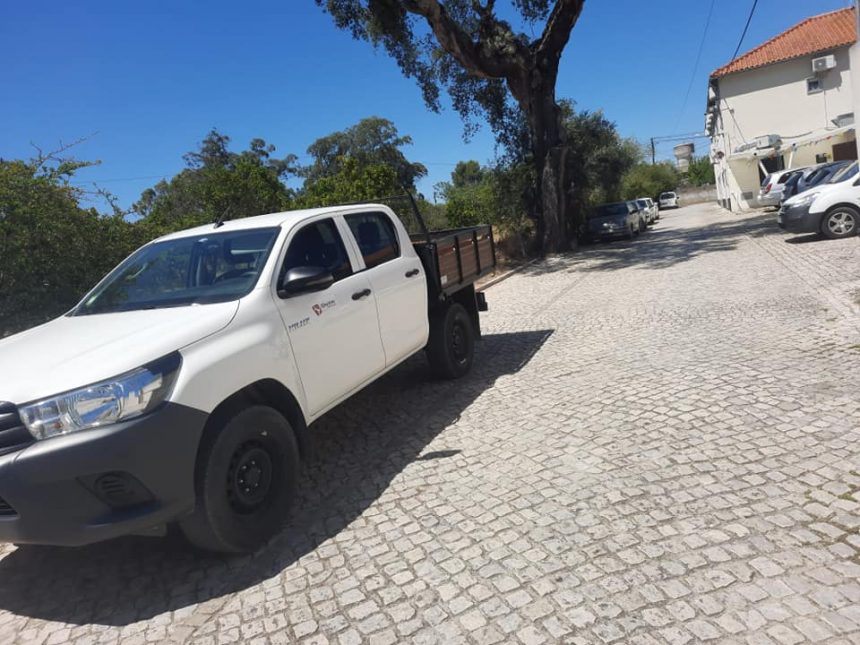 Viatura da Câmara Municipal de Almeirim fotografada à porta de casa de alterne