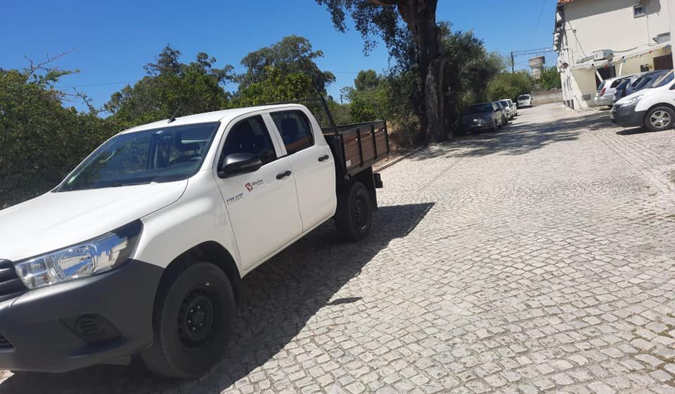 Viatura da Câmara Municipal de Almeirim fotografada à porta de casa de alterne