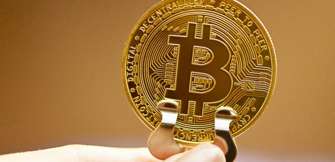 Criptomoedas ou ouro: afinal qual é o melhor investimento?
