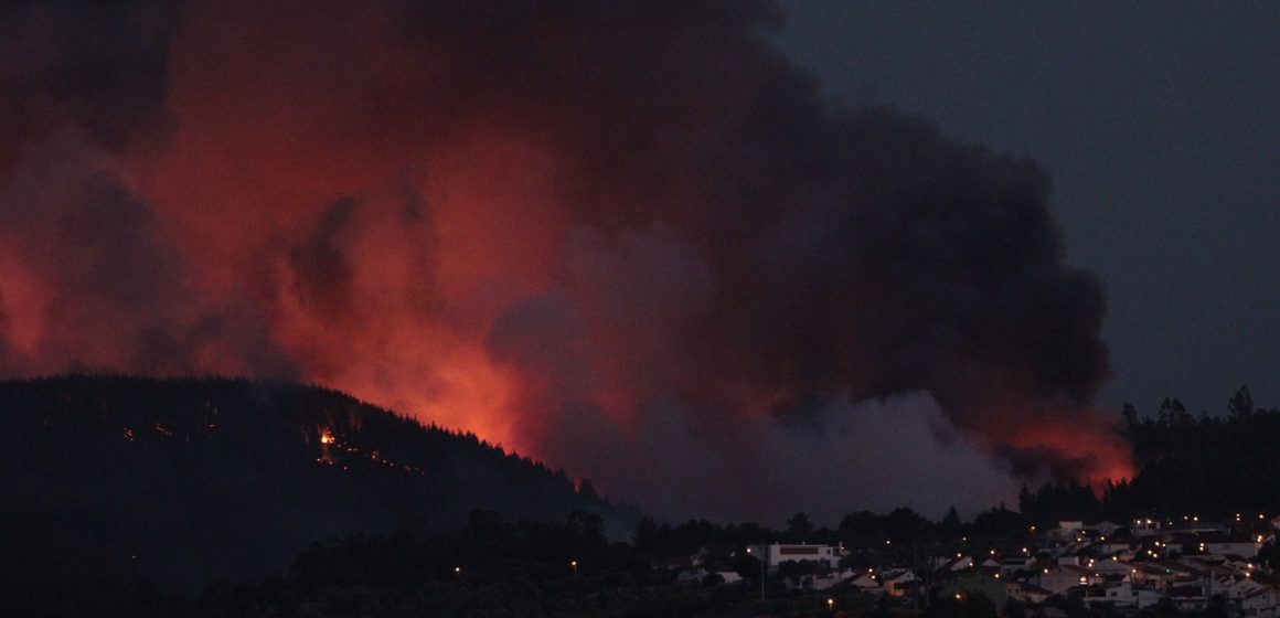 Bombeiros voluntários de Almeirim combatem grande incêndio em Abrantes