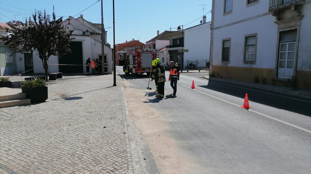 Substância não identificada no alcatrão condiciona trânsito em Almeirim e em Alpiarça