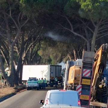 Despiste de camião corta trânsito entre Almeirim e Raposa