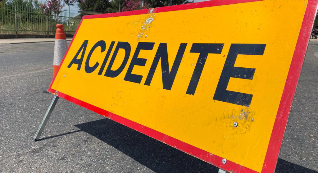 Choque entre motociclo e camião provoca um ferido grave em Azeitada