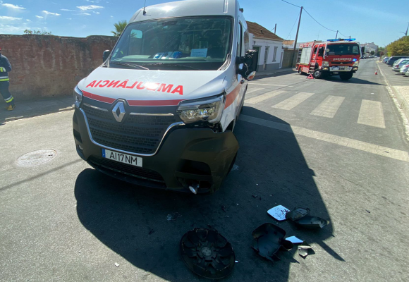 Ambulância dos Bombeiros de Almeirim sofre acidente e fica inoperacional