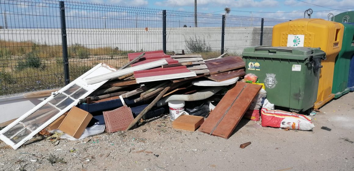 Lixo acumulado provoca indignação em Foros de Benfica