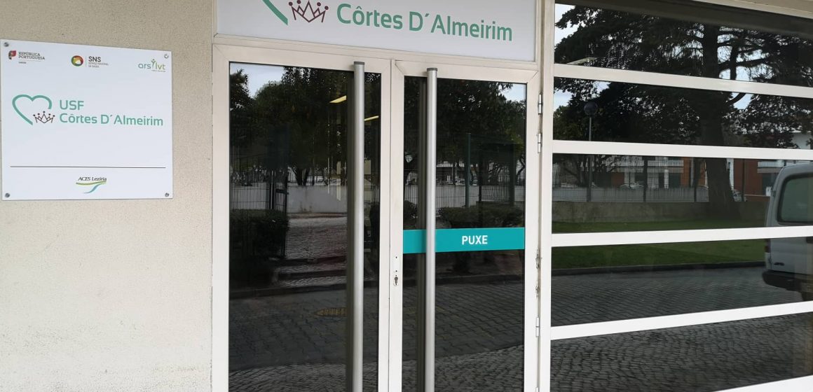 Utentes esperam desde o dia anterior por consulta no Centro de Saúde de Almeirim