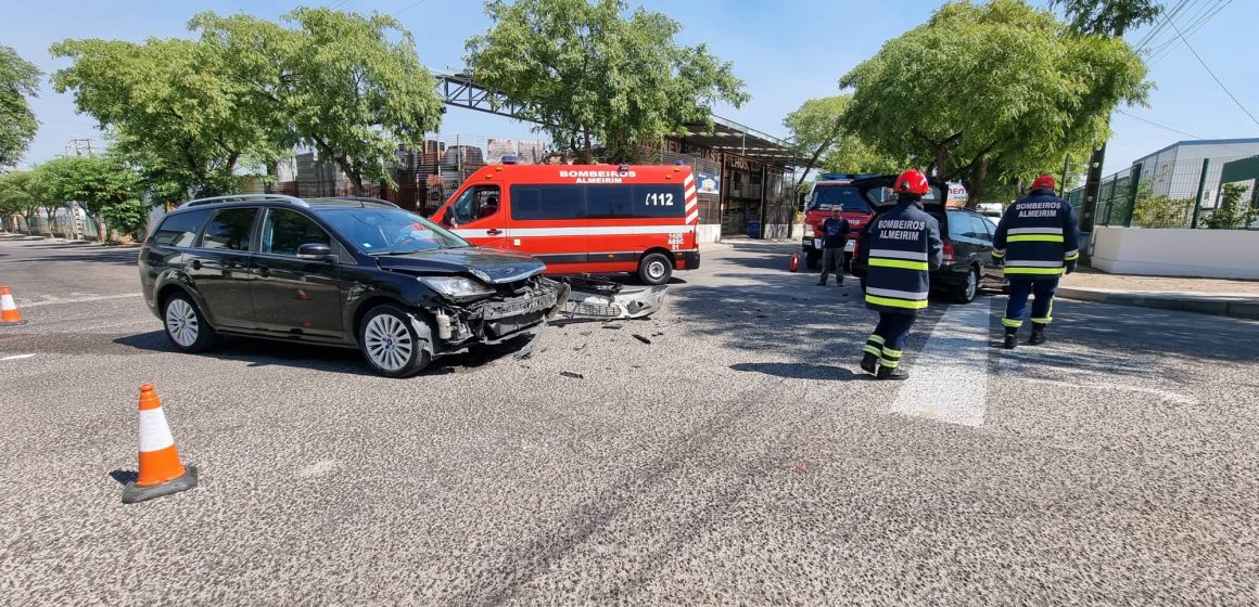 Colisão entre dois carros provoca um ferido na Zona Industrial de Almeirim