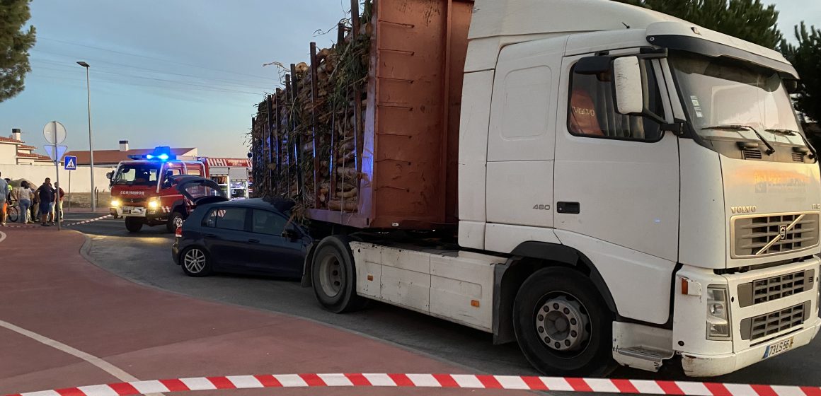 Jovem de 22 anos ferido em colisão entre carro e camião em Almeirim