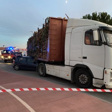 Jovem de 22 anos ferido em colisão entre carro e camião em Almeirim