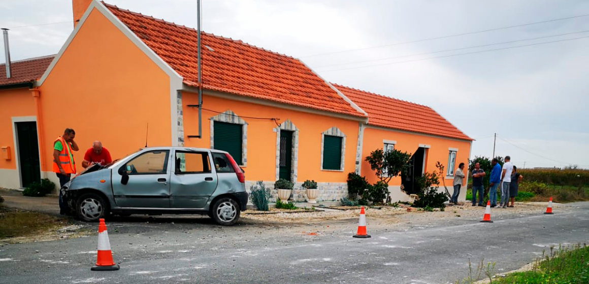 Carro colide contra habitação em Fazendas de Almeirim