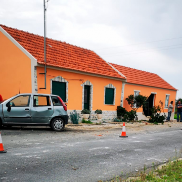 Carro colide contra habitação em Fazendas de Almeirim