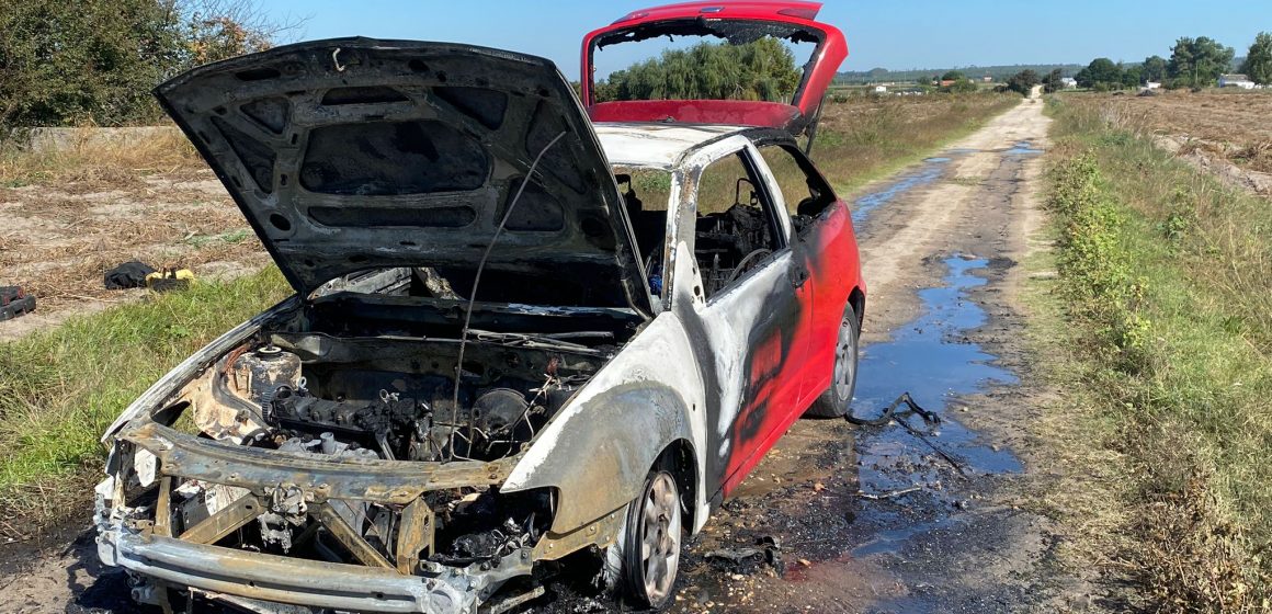 Carro totalmente tomado pelas chamas em Foros de Benfica