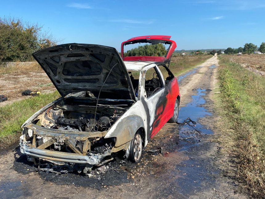 Carro totalmente tomado pelas chamas em Foros de Benfica