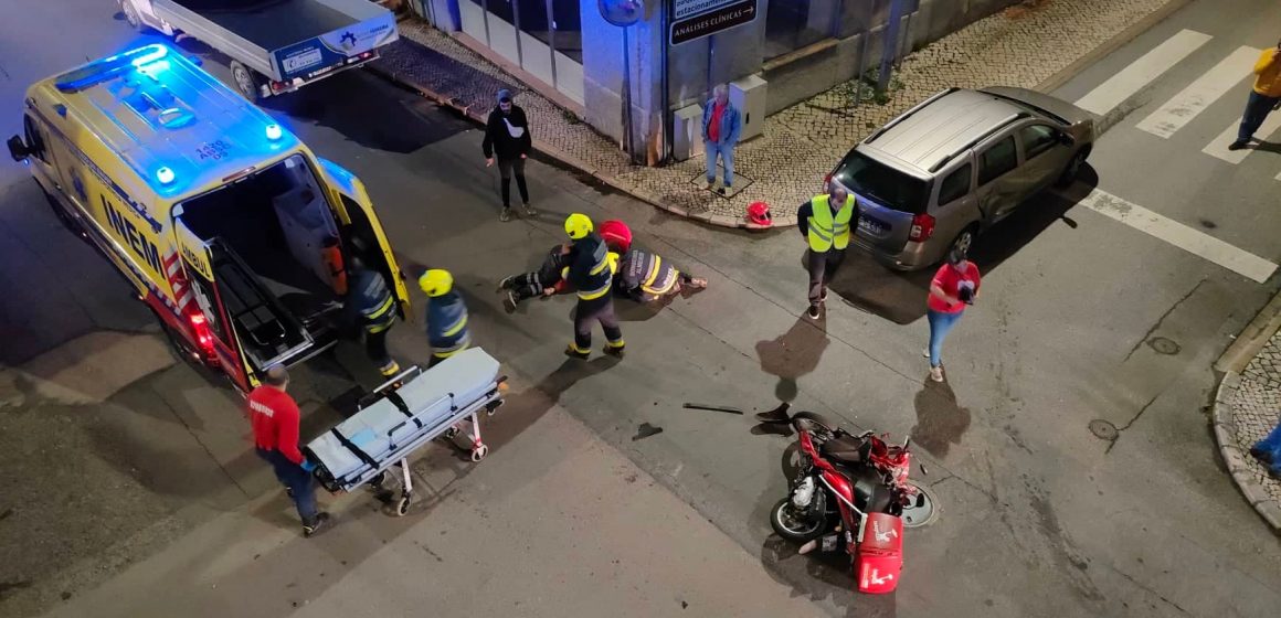 Distribuidor de pizza ferido em colisão com carro no centro de Almeirim