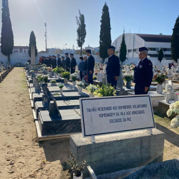 Bombeiros Voluntários de Almeirim prestam homenagens