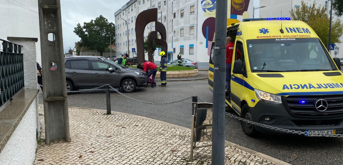 Acidente entre moto e carro provoca um ferido em Almeirim