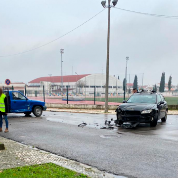 Acidente aparatoso junto à biblioteca de Almeirim